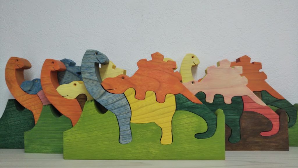 かわいい恐竜練パズルたち | たむろ木材カンパニー｜木のオーダー家具、木のおもちゃ